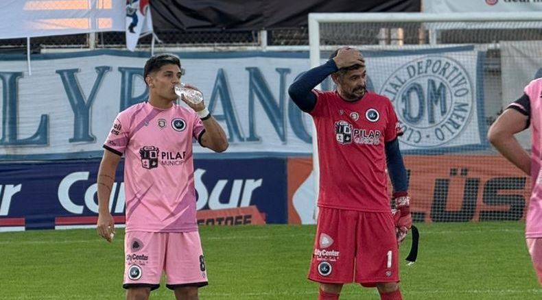 ¡QUE LOCURA! Mientras Smith toma agua, Cano se agarra la cabeza por la increíble definición del Apertura.