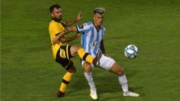 CUBRE LA PELOTA. “Cuando uno convierte y el equipo gana, es una gran satisfacción”, sentenció Lotti..