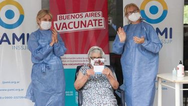 ADELANTO. En Pilar ya se aplicaron las primeras dosis a adultos mayores en un geriátrico..