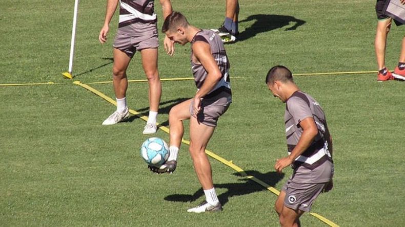 PRÁCTICA. Los jugadores hicieron trabajos con pelota en el “Barraza”..