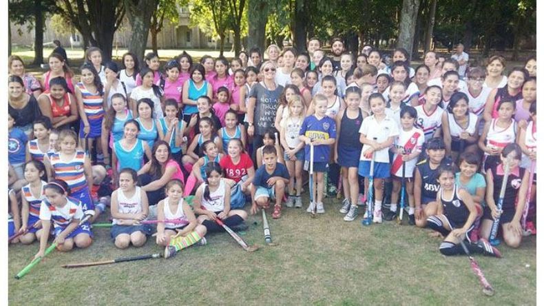 GRUPO. Stepnik posó junto a las chicas que participaron de la clínica..