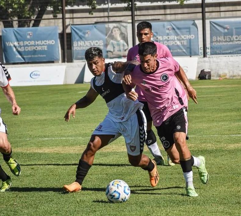 ATAQUE. Mathías Crocco forcejea con un rival. El volante marcó un gol ante Chacarita.