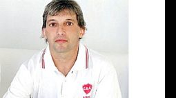 Gustavo Reinoso, 45 años, jugador y DT de fútbol..