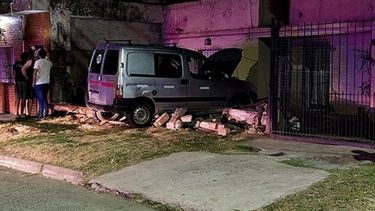 El utilitario quedó incrustado en un muro.