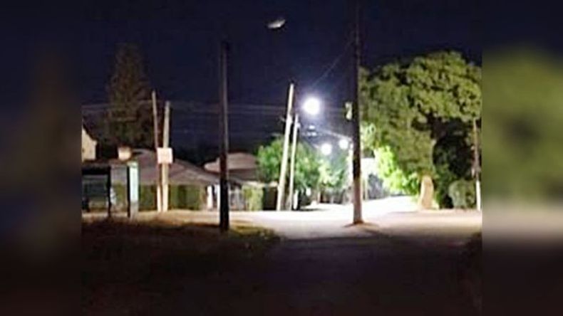 Entrada del barrio, Ruta 234 y calle Puerto San Julián. Estamos frente a la panadería “Tía Chona”. Estamos sin luz hace varios meses. Analía Esquivel..