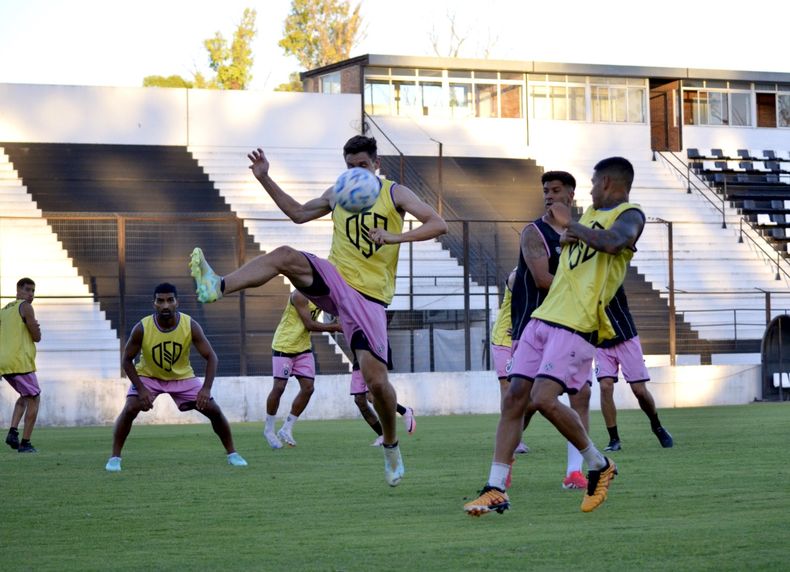 PRÁCTICA. Real Pilar debuta como local en la Primera B.