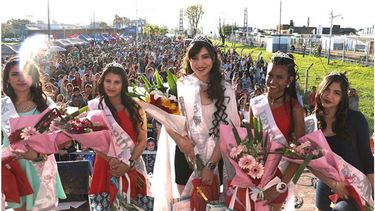 TIENEN CORONITA. La nueva reina y princesas de Manuel Alberti..