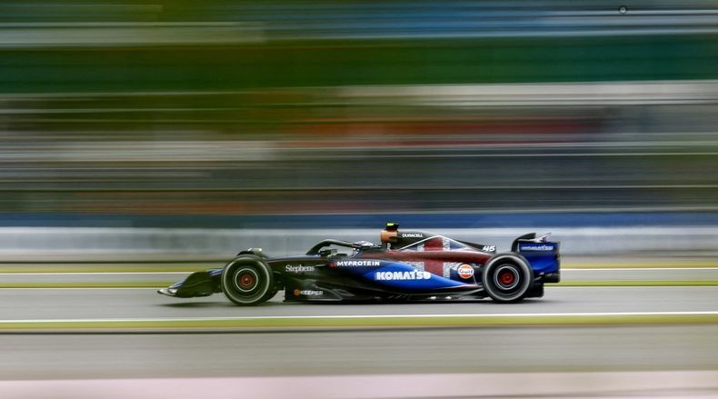 Franco Colapinto girando en Silverstone a bordo de un Fórmula 1.