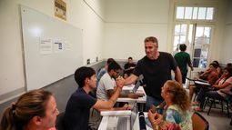 RECORRIDA. El intendente Federico Achával pasó por la Universidad para habla con los alumnos.