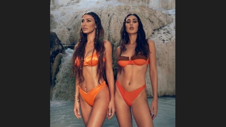 Las hermanas Belén y Chechu Rodríguez posan con trajes de baño de Me Fui, su propia marca de indumentaria..