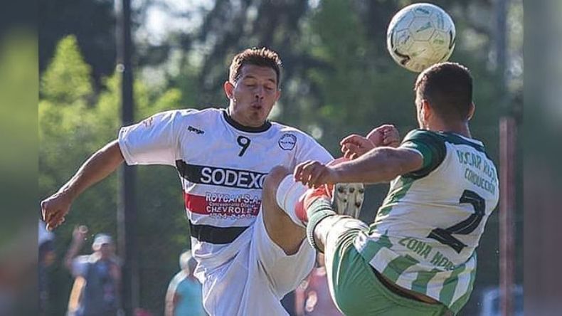 GOLES. Brandell pelea con un rival; el delantero lleva 8 tantos..