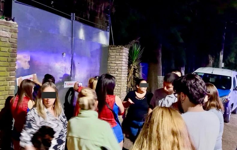 AFUERA. Más de 1.500 jóvenes debieron dejar el predio de la fiesta. &nbsp;