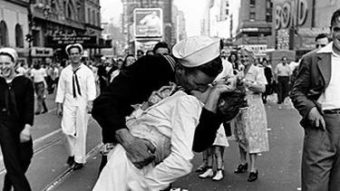 Día internacional del beso: Es la foto del marinero que besa a una enfermera en Times Square el día de la victoria de las fuerzas aliadas durante la Segunda Guerra Mundial