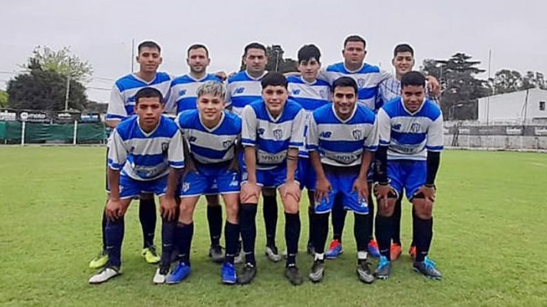 LÍDER. La formación de la Sub 20 de San Alejo, puntera del campeonato..