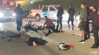 Los motociclistas son asistidos luego del choque.