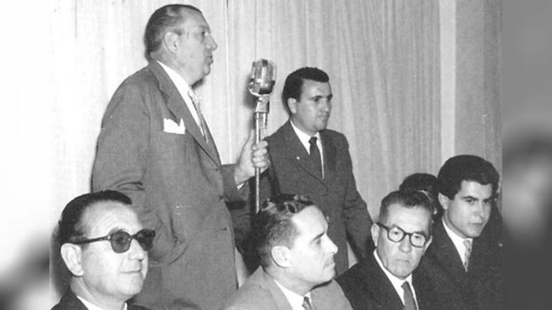 Raúl Colombo toma la palabra en la cena aniversario del Club Atlético Pilar, en 1958. Quien años más tarde sería comisionado en el distrito, en ese entonces era presidente de la Asociación del Fútbol Argentino..