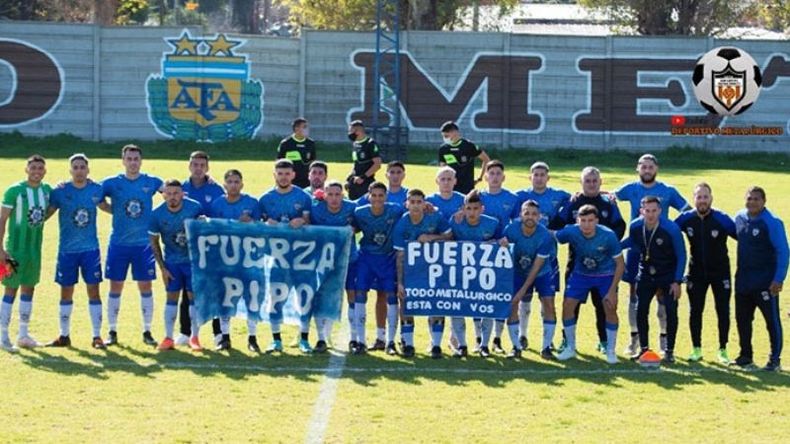 TODOS CON PIPO. El plantel de Metalúrgico le dedicó el triunfo a su compañero Martín Cejas. (FOTO: MARTÍN ALBORNOZ)..