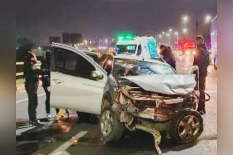 El Renaul Sandero se despistó y chocó contra el guardrail de la Panamericana.