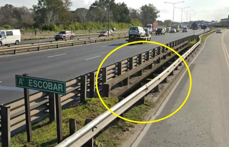 El hueco por el que Nahuel D&iacute;az cay&oacute; al arroyo Escobar, entre la colectora y la autopista Panamericana.&nbsp;