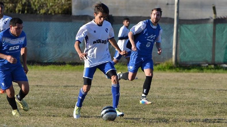 ATAQUE. Leonardo Ibarra domina la pelota. Unión quedó eliminado por Villa Rosa del Reducido..