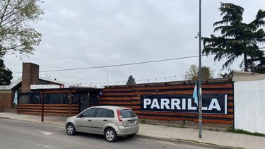 Parrilla 54 está ubicada sobre la colectora, a metros de la Ruta 25, mano a Ciudad de Buenos Aires.