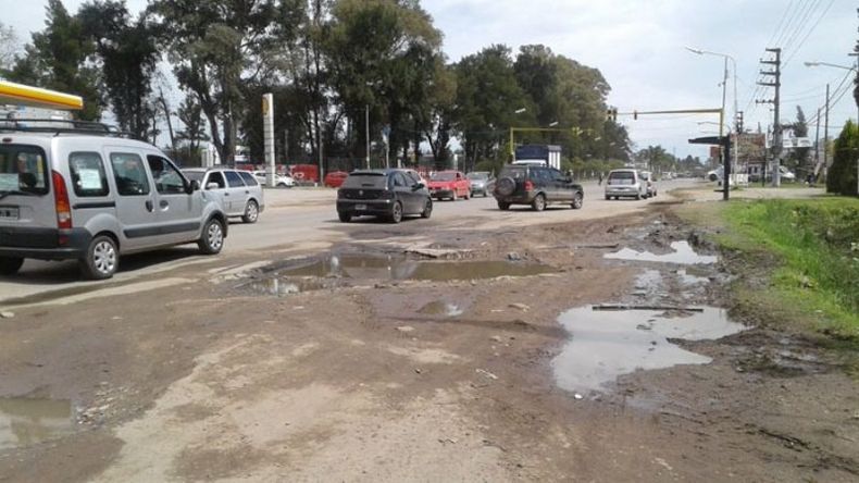 INTRANSITABLE. Vecinos reclaman por el estado de la ruta y las banquinas..