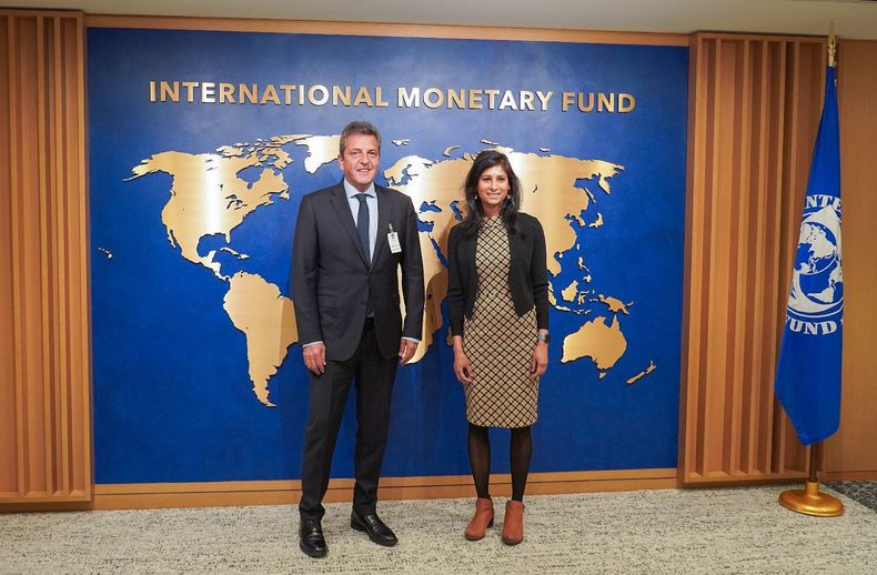 EN WASHINGTON. Massa junto a la subdirectora Gerenta del FMI, Gita Gopinath.