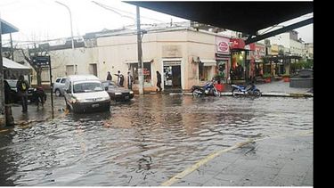 “En 15 minutos la calle Rivadavia de Pilar pasó a ser río”, tuiteó. @PilarTeCuenta..