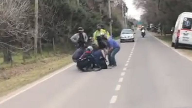 ACCESO A ESTANCIAS. La víctima quedó tendida sobre el asfalto. .