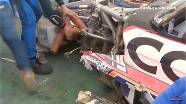 SIN RUEDA. Así llegó al box el Ford de Rossi, tras el choque de la 2ª vuelta..