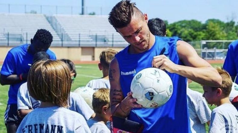 Nace una estrella. El futbolista Sebastián Ciaccheri ya se acomodó en Estados Unidos, después de dar un salto de calidad para sumarse a Milwaukee Torrent, de la segunda división de ese país, equipo con el que jugará la National Premiere Soccer League (NPSL). A menos de un mes de estar en Norteamérica el defensor pilarense ya está firmando autógrafos para los más chicos y posando para las cámaras. Lo que se dice una verdadera estrella..