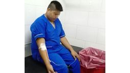 ¿FUE EL POLLO?. Uno de los trabajadores, atendido con suero en la guardia..