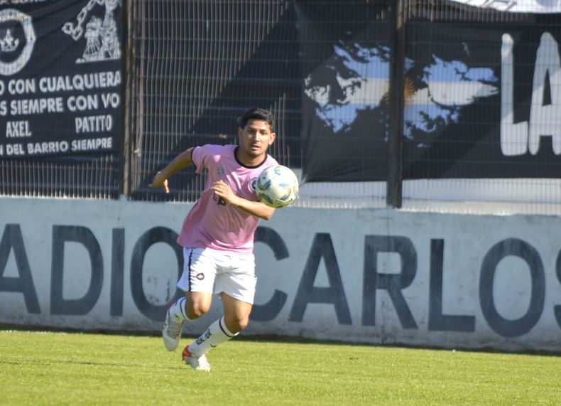 LUCAS CHAMBI PERSIGUE LA PELOTA. El volante tuvo otro buen partido.&nbsp;
