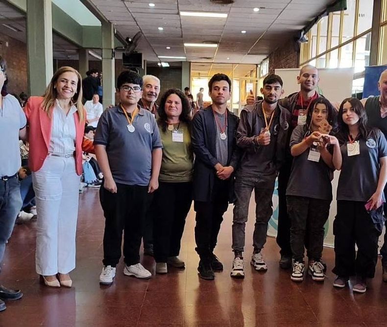 Los chicos que participaron, junto a docentes y organizadores.