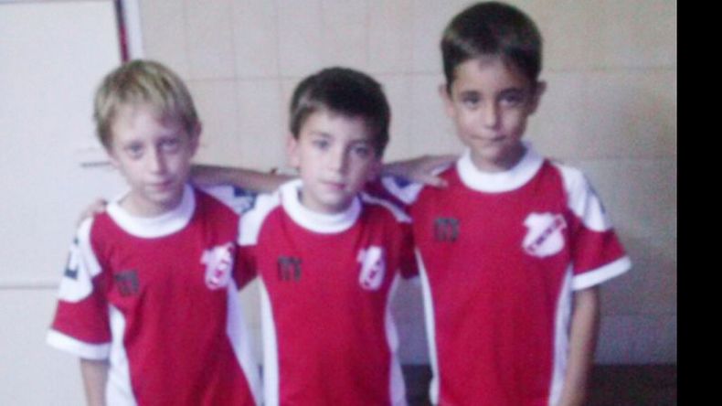 TRASPIÉ. Tres integrantes de la 2007 de Sportivo, que cayó 5-2 ante Parque..