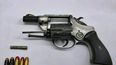 REVOLVER CALIBRE 38. El arma descartada por los sujetos en los pastizales. REVOLVER CALIBRE 38. El arma descartada por los sujetos en los pastizales.