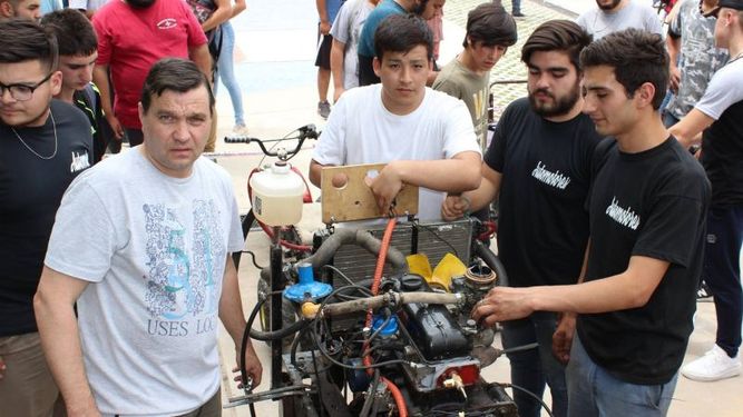 MOTOR. Grupo de alumnos exponiendo su trabajo del año..