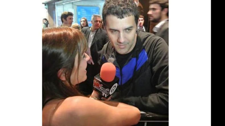 QUE SEA ROCK. Comenzó ayer una nueva temporada de Espacio Alternativo TV, programa destinado a la difusión de bandas locales y entrevistas a consagrados. Se lo puede ver todos los sábados a las 18 por Canal TeleRed Pilar. En la foto, su conductora Luz Espeche, entrevistando a Ciro Pertusi, de Jauría..