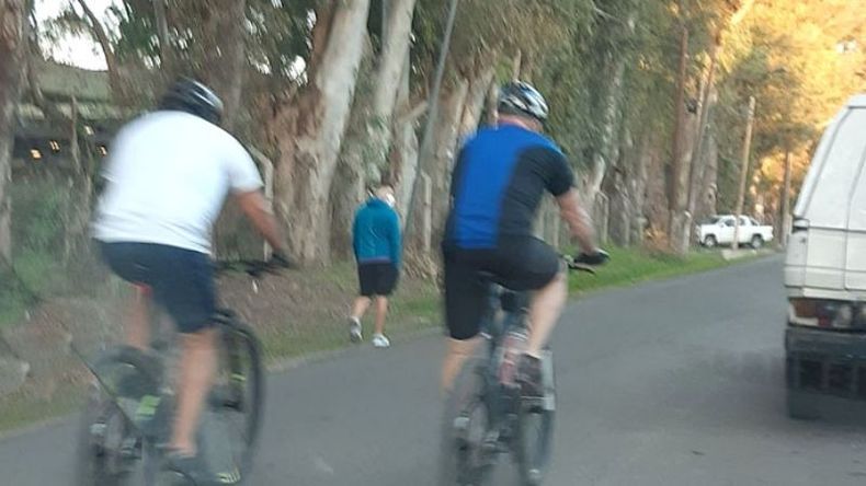 TIENEN CORONITA. Ciclistas con atuendo completo, circulando por la calle Chubut. .
