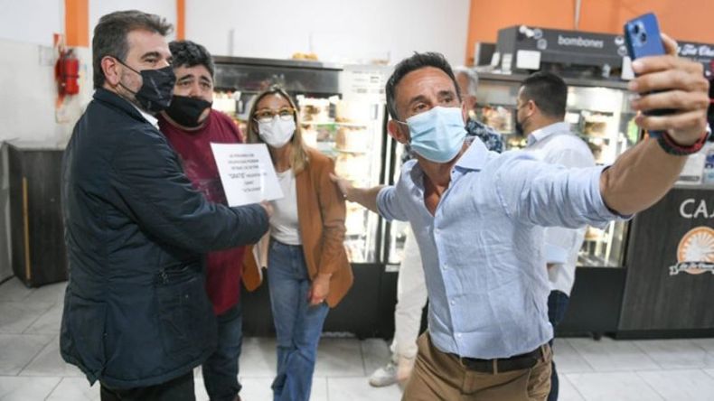 SELFIE. Neuspiller, con Ritondo y Cáceres en una panadería de Derqui..