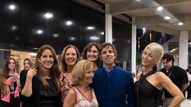Robertito Funes junto a las responsables de Estilo Pilar en su 20° edición.