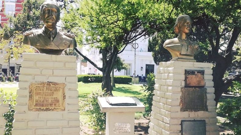 Distintos monumentos de personajes que cumplieron un rol fundamental en nuestra historia, se encuentran en la #Plaza12DeOctubre. Hoy te contamos sobre Eva Duarte y Juan Domingo Perón. Pilar Turismo / @PilarTurismo. .