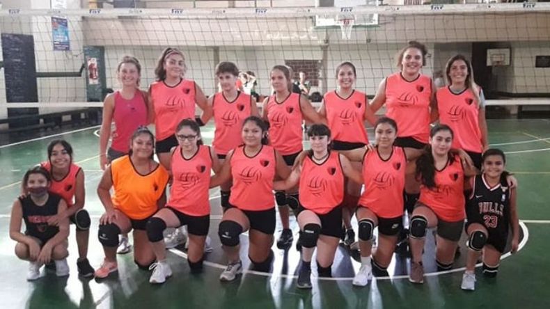 LISTAS. Las Sub 15 del Rojinegro que cerraron su preparación ante CAIDE..