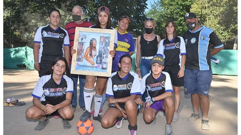 PRESENTE. Las compañeras de Lizeth la recordaron el domingo..