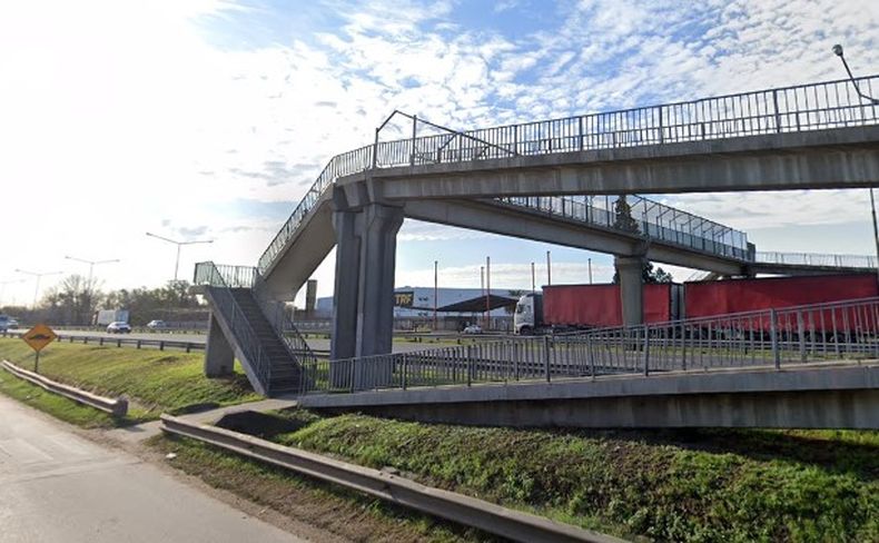 El puente peatonal donde ocurrió el hecho.