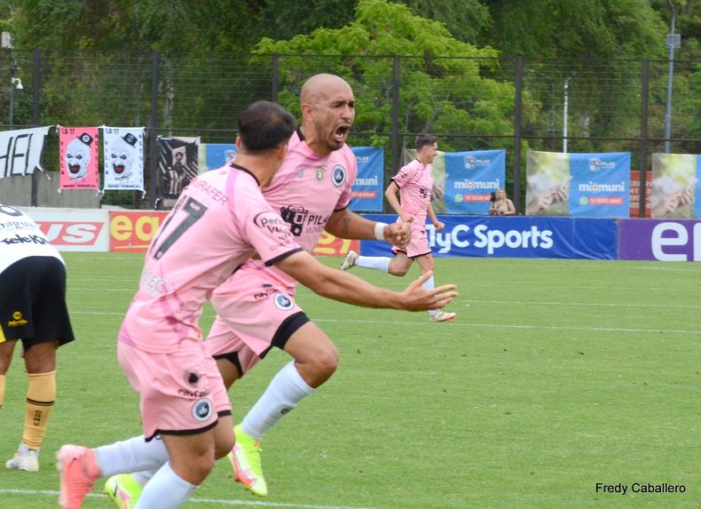 DESAHOGO. Marcos Riquelme abre el marcador y Martin lo acompaña en el festejo.&nbsp;&nbsp;