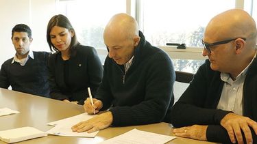 FIRMA. El convenio se selló ayer en una empresa de Manuel Alberti..