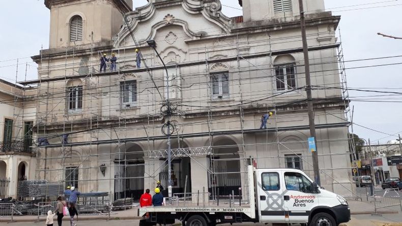 ANDAMIOS. Los trabajos comenzaron por la fachada del templo..