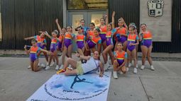 FELICIDAD ABSOLUTA. Moyano junto a sus alumnas del Luchetti que exhiben sus medallas de plata.