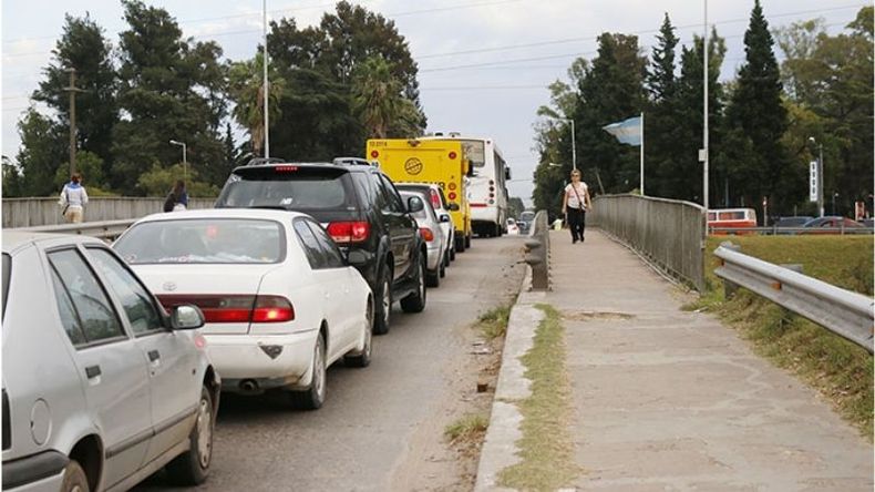CAOS. Colapso sobre el puente Champagnat en hora pico..